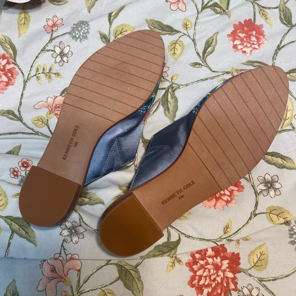 Kenneth Cole New York Pointed Toe Floral Embroidered Flats - Picture 4 of 16